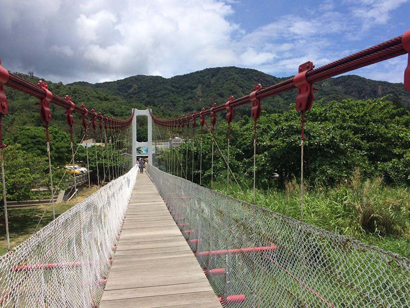 木质吊桥是一种辅助型的游乐设备